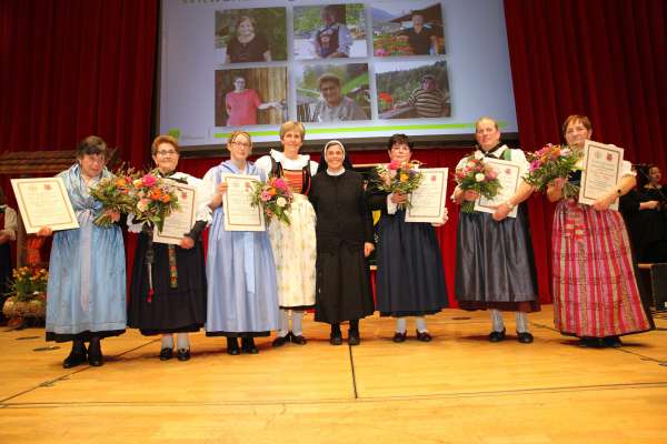 Les sis vëdues onorades a Balsan. Monica Costa é la secunda dmc. Foto: Organisaziun dles Patrones de Südtirol
