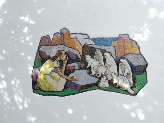 Le mosaich de Lois Irsara de Badia sön mür de scolina a La Ila. foto:DI
