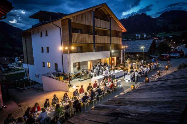 Les döes gran mëses tenüdes sö tla strada prinzpala da San Linert, stlüta al trafich. (© Freddy Planinschek)
