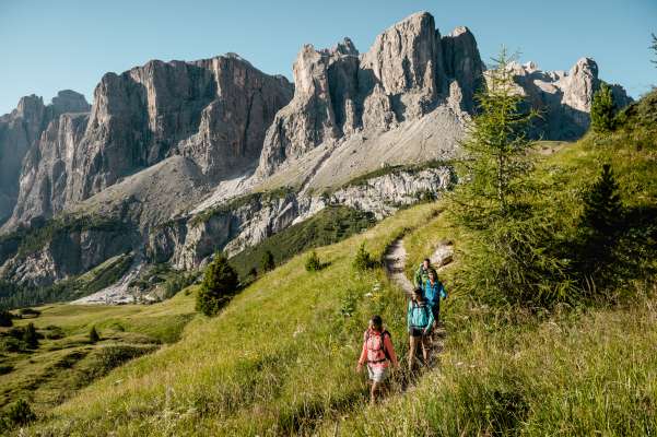 media/k2/galleries/8397/thumbs/Alta_Badia_Hiking_-_trekking_by_Alex_Moling_9.jpg
