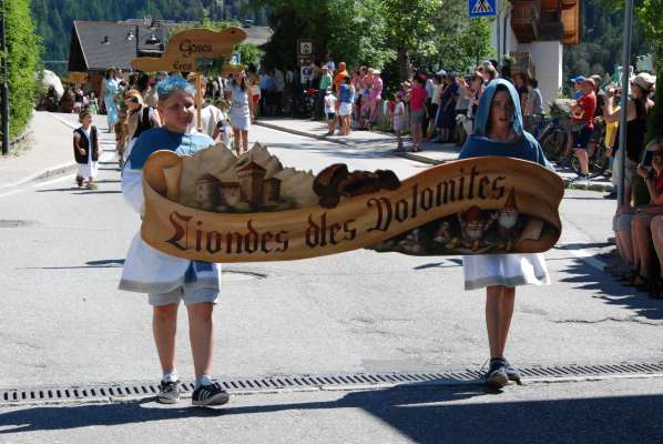 Festa y defilada por i 10 agn dles Dolomites UNESCO