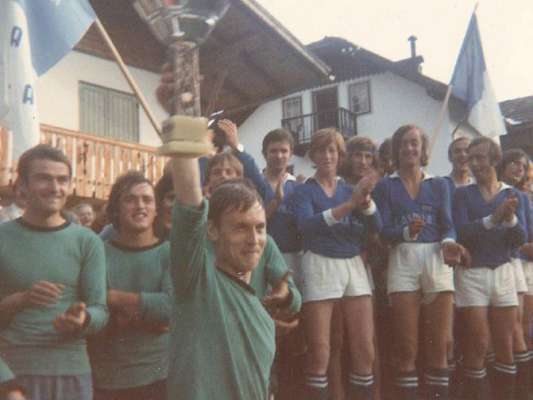 Ann 1971: chël che tëgn la copa é Stachio Erlacher - sogadú pro la scuadra da Longega, gnüda secunda. Dlungia él i "blés" da La Ila, che â davagné le campionat.
