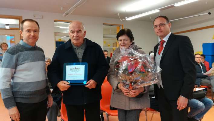 L president e l vizepresident de la Scolina de Ciampedel, Flaviano Riz e Paolo Lazzer, con Giacomino Soratuf e sia femena Rosalinda.
