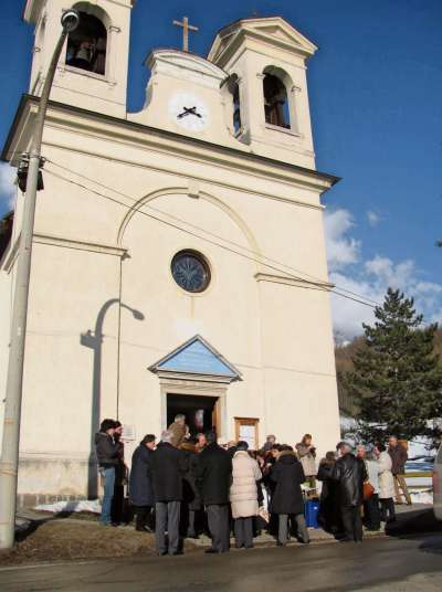 Ome e femenes dal Cadore in pelegrinajo ves ra jeja de ra Madona de Lourdes in Anpezo, i anes pasade, co ra medema devozion.
