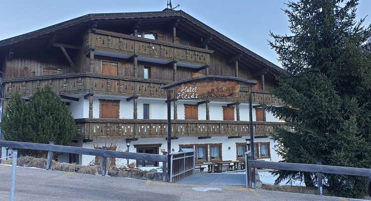 I bec de la scolina vegnarà tramudé te l'Hotel Heidi endèna i lurieres.
