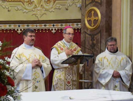 El vescovo Renato Marangoni inze ra jeja de ra Madona, par ra festa de voto; chera mesa, ogni an ai 19 de jenaro, 'l é 'na bela tradizion de ra nostra śente, da pi de siezento ane.
