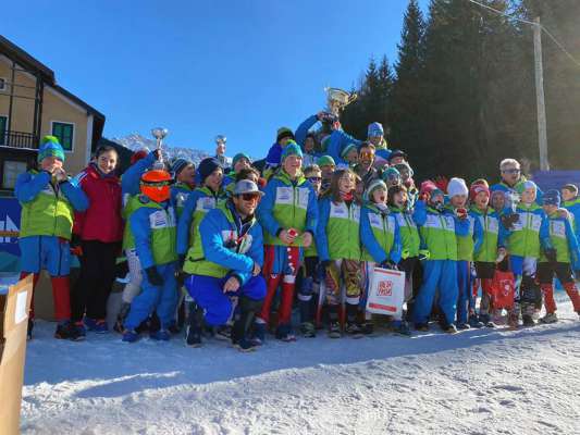 L grop de Cuccioli e Baby del Ski Team Fascia sun Aloch.
