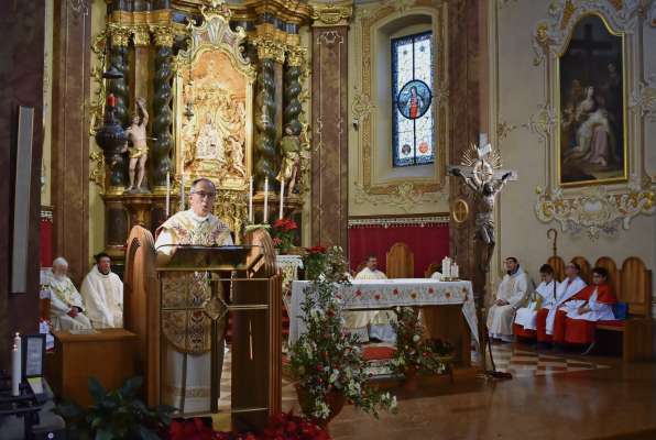 El vescovo Renato Marangoni 'l à dito a ra śente de Anpezo: »Aé da lujì come ra crodes canche i peta inze el soroio. Aé da donà chera lun«. Beśen fei comunità con dute, co ra vijinanza, par ese Jeja.
