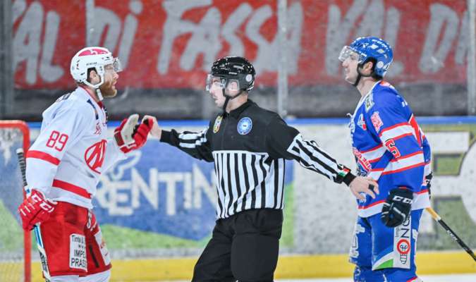 Te la partida anter Fascia e Klagenfurt l’é stat contestazion per i arbitres. (Foto Doriano Brunel)
