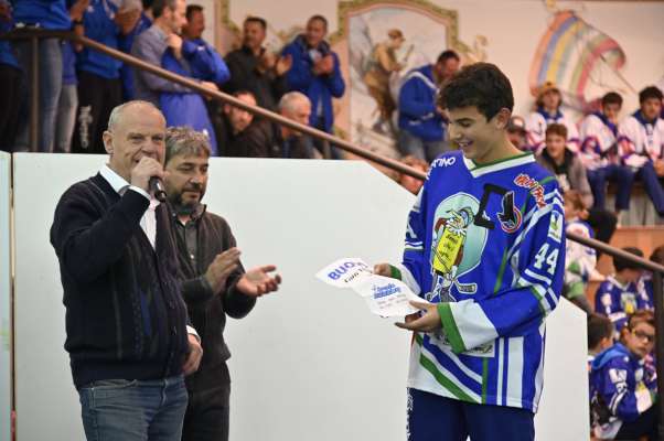 Igor Cassan premià a l'Hockey Fest desche ejempie per i joegn (foto Doriano Brunel).
