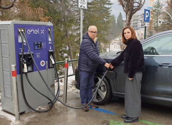 Inze 'l piazal del vecio mercà, sote ra jeja de San Iaco, se pó ciarià pi in prescia i automobiles eletriche. Ca de nafré se podarà ciatà 'na stazion conpagna anche śo par pede ra Boite.
