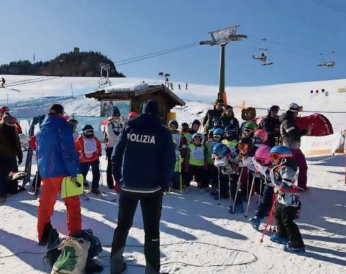 El polizioto el fesc da maestro, par i pizete che i inpara a vive polito su ra pistes da schie.
