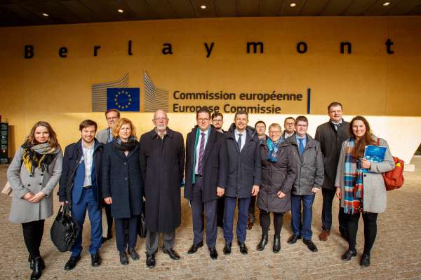 La delegazion dla FUEN encuei dant a la Comiscion Europeica. (foto: FUEN)
