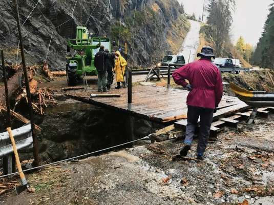 El pont su la strada da Davedin deśanché da la tempesta Vaia.
