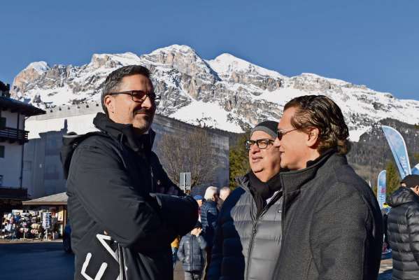 Arno Kompatscher Landeshaptmann del Südtirol in Anpezo, col capocomun Gianpietro Ghedina Crepo e el so vize Luigi Alverà Bissi.
