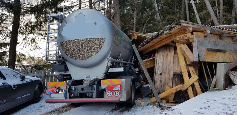 Le camion á abiné deplëgn le tiac. (© Destüdafüch Corvara)
