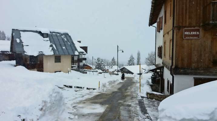 Intrà ra ciaśes de ra vila de Meleres 'l é 'na strada strenta, erta, agnó che sarae da fei un grun de laore da ra comedà. E agnó che pasa fora un grun de automobiles, ves ra pistes da schie.
