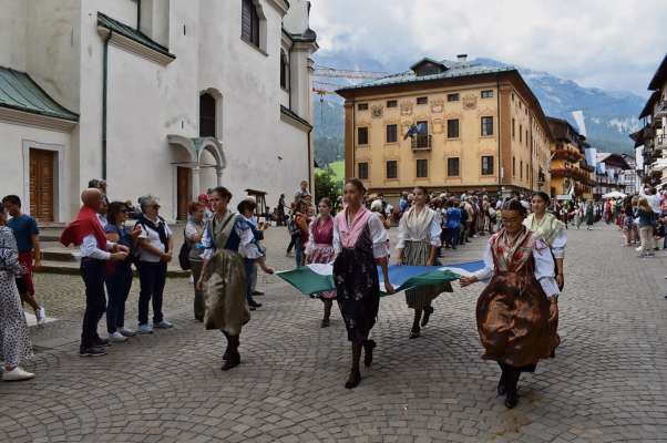 El di de ra Festa de ra Bandes, del domegna, a ra fin de agosto, se vede par piaza tropa asociazios, de cheres che laora par el paes.
