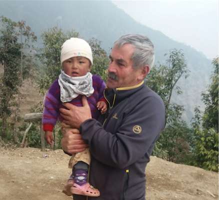 Alessandro Pederiva con na popa del Nepal.
