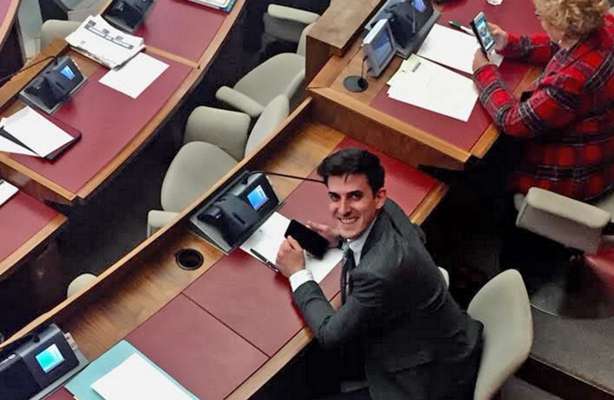 L conseier provinzièl ladin Luca Guglielmi.
