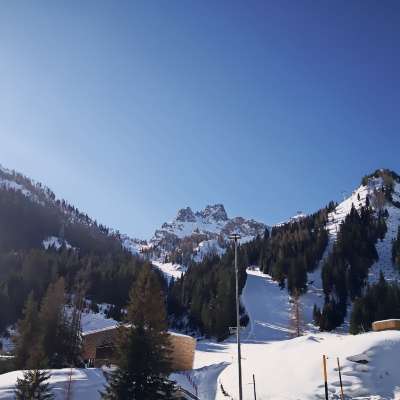 »Na veduda da no crei per el meis de merz: le piste de Chël Vësco dute vuote. Ma ence duta la val s'a fermé. La jent la resta a cesa e la respeta el decret del Goviern.« (Foto Rosvita Irsara)
