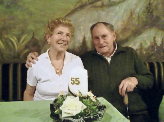 Pubi e Clelia da Fraina, canche i à fato festa par i 55 ane de noza, in viaśo aduna co i amighe de r'Ulda.
