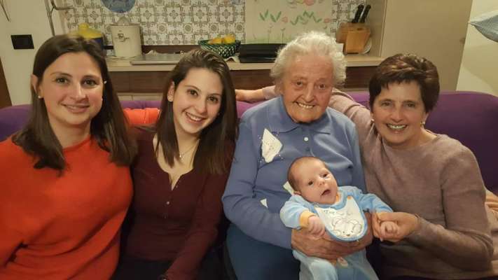 Tel bel retrat Carmen Ghetta de Martin, trisava, con la fia Beatrice, la neza Michela, la proneza Chiara e l picol Noah.
