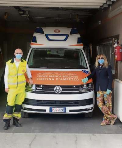 Luca Gandini comisario de ra Crosc bianca de Anpezo aduna con Elisbetta Fontana Lacedelli presidente del Soroptimist club.
