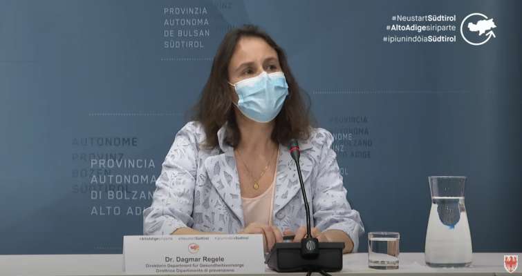 La direturia dl Dep. prov. ala prevenziun Dr. Dagmar Regele. (foto: screenshot conferënza stampa)
