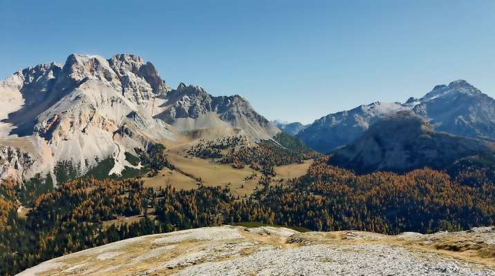 Da ra Lainores a vardà in inze, ra crodes e ra montes del Parco de ra Dolomites d'Anpezo: algo de bel, un valor da fei conosce daparduto, ma da precurà dute i dis.
