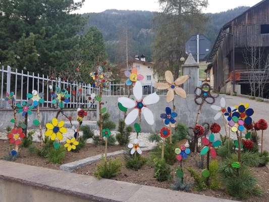 N muion de fiores da color fornesc sù i spazies a l’averta del comun de Sèn Jan.
