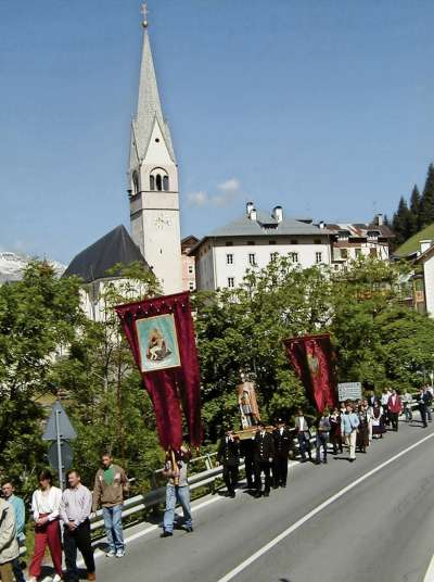 Dal 18 de mei la jent podarà tourné a Mëssa ma sautarà le funzion co le procesción. Chilò nte la foto chëla de la festa del Signour, una de le plù sentude nta Fodom.
