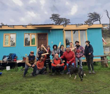 Ra anpezana Emma Menardi Diornista aduna con outre śoen da duto el mondo: r'é drio a vive in cuarantia in Cile, senza podé tornà a ciaśa.
