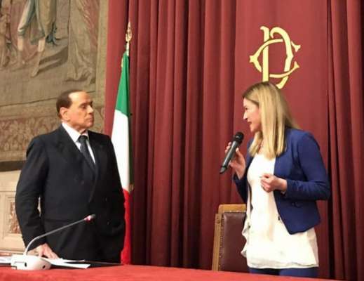 Elena Testor con Silvio Berlusconi al scomenz de sia encèria da senatora a Roma del 2018
