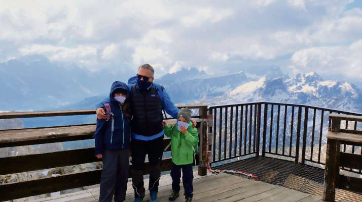 Un pare el mena i so fioi a vede ra Dolomites da 'l outo: 'l é ra prima parsones in Lagazuoi sto an d'istade.
