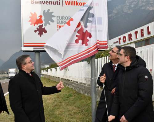 Platter, Kompatscher e Fugatti descuerc la tabela de l’Euregio a Borghetto
