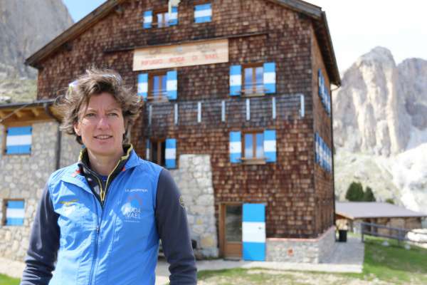 Roberta Silva dedant al Refuge Roda de Vael. 
