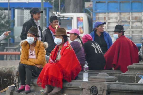 La jënt tratan les protestes cun mascheroc, por se paré dal gas lacrimus. (fotografia de Elena Pitscheider)
