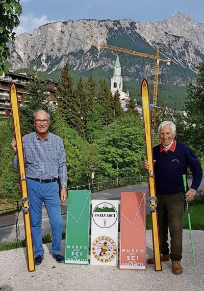 Bruno Alberti aduna con Giorgio Facca; dute doi i à inze man i schie fate da ra Morotto, in Anpezo, col gnon del canpion.
