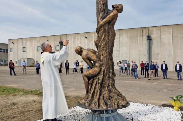 Ra benedizion de ra crosc de san Joani Poulo II; d'istade ra ruarà in Ciasadió.
