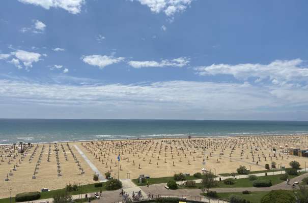 La spona dl Lido del Sole a Bibione. I scagns é a destanza por arbassé le prigo de infeziuns dl coronavirus.
