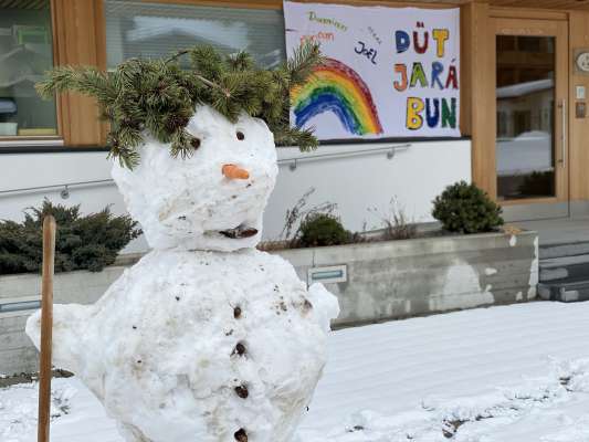 Ince les mitans y i mituns á mené segnai de speranza tratan l'emergënza coronavirus. Gonot án podü lí sön placac y linzos le slogan "döt jará bun". (foto: Oskar Irsara) 
