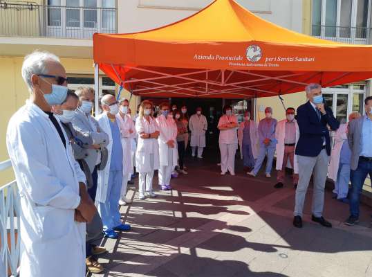 I raprejentanc de la Provinzia de Trent, de la Comunità de Fiem e del Comun general de Fascia en vijita a l’ospedèl de Ciavaleis
