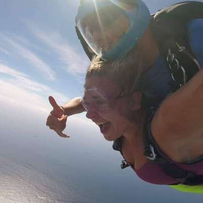 Serena endèna che la fèsc skydiving.
