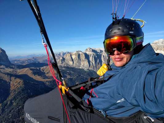 Jan con sie parapent con vindedò l grop del Sela.
