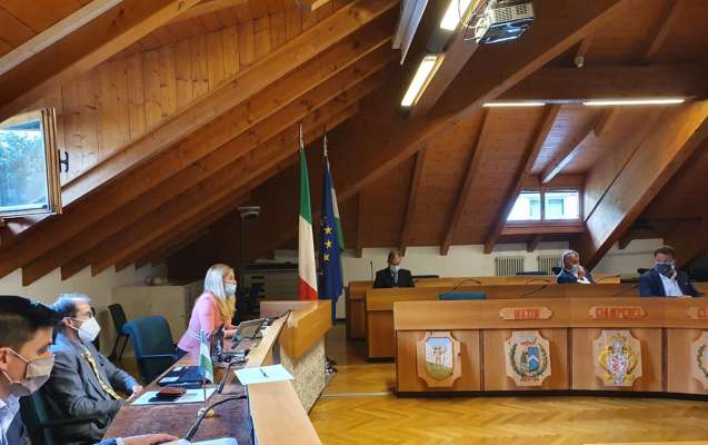 La conferenza stampa te Comun general con la comiscion tecnica coordendèda da la procuradora Elena Testor.
