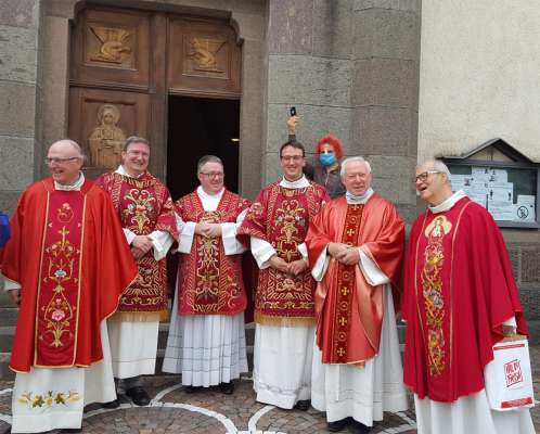 I preves de Moena festejé en ocajion de la sagra de Sèn Vile.
