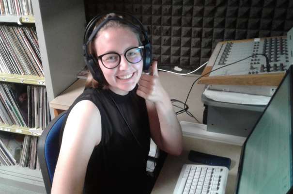 Nicoletta Riz tel studie de Radio Studio Record a Cianacei.
