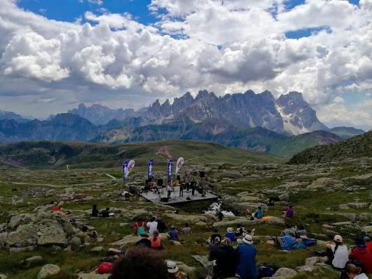 Momenc de la edizions passèdes del Fascia Panorama Music, te anter la Dolomites.
