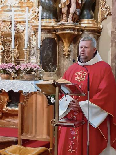 Padre Edwin Kozicki inze ra »so« jeja de ra Madona de ra Difesa.
